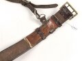 Zweidornkoppel für Offiziere mit Querriemen. Ungeschwärztes, gedunkeltes Leder, Höhe 5,2cm. Gesamtlänge 117cm