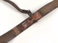 Zweidornkoppel für Offiziere mit Querriemen. Ungeschwärztes, gedunkeltes Leder, Höhe 5,2cm. Gesamtlänge 117cm