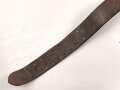 Zweidornkoppel für Offiziere mit Querriemen. Ungeschwärztes, gedunkeltes Leder, Höhe 5,2cm. Gesamtlänge 117cm