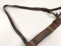 Zweidornkoppel für Offiziere mit Querriemen. Ungeschwärztes, gedunkeltes Leder, Höhe 5,2cm. Gesamtlänge 117cm