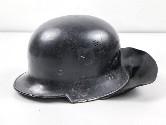 Leichtmetallhelm Feuerwehr III.Reich. Nach dem Krieg überlackiert und mit Nachkriegsinnenfutter versehen. Das eine Abzeichen noch unter dem Lack vorhanden und teilweise sichtbar, das andere wohl entfernt.