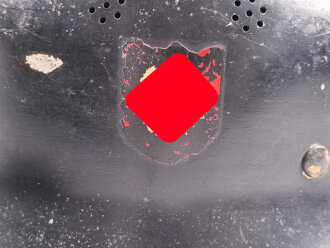 Leichtmetallhelm Feuerwehr III.Reich. Nach dem Krieg überlackiert und mit Nachkriegsinnenfutter versehen. Das eine Abzeichen noch unter dem Lack vorhanden und teilweise sichtbar, das andere wohl entfernt.