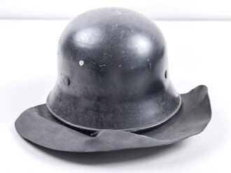 Leichtmetallhelm Feuerwehr III.Reich. Nach dem Krieg überlackiert und mit Nachkriegsinnenfutter versehen. Das eine Abzeichen noch unter dem Lack vorhanden und teilweise sichtbar, das andere wohl entfernt.