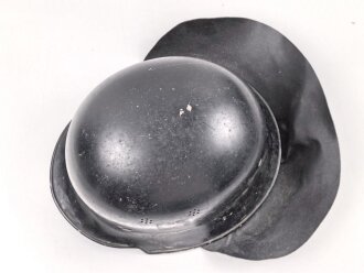 Leichtmetallhelm Feuerwehr III.Reich. Nach dem Krieg überlackiert und mit Nachkriegsinnenfutter versehen. Das eine Abzeichen noch unter dem Lack vorhanden und teilweise sichtbar, das andere wohl entfernt.