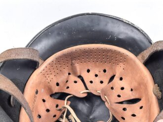 Leichtmetallhelm Feuerwehr III.Reich. Nach dem Krieg überlackiert und mit Nachkriegsinnenfutter versehen. Das eine Abzeichen noch unter dem Lack vorhanden und teilweise sichtbar, das andere wohl entfernt.