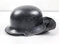 Leichtmetallhelm Feuerwehr III.Reich. Nach dem Krieg überlackiert und mit Nachkriegsinnenfutter versehen. Das eine Abzeichen noch unter dem Lack vorhanden und teilweise sichtbar, das andere wohl entfernt.