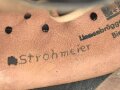 Leichtmetallhelm Feuerwehr III.Reich. Nach dem Krieg überlackiert und mit Nachkriegsinnenfutter versehen. Das eine Abzeichen noch unter dem Lack vorhanden und teilweise sichtbar, das andere wohl entfernt.