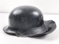 Leichtmetallhelm Feuerwehr III.Reich. Nach dem Krieg überlackiert und mit Nachkriegsinnenfutter versehen. Das eine Abzeichen noch unter dem Lack vorhanden und teilweise sichtbar, das andere wohl entfernt.