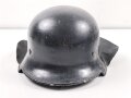 Leichtmetallhelm Feuerwehr III.Reich. Nach dem Krieg überlackiert und mit Nachkriegsinnenfutter versehen. Das eine Abzeichen noch unter dem Lack vorhanden und teilweise sichtbar, das andere wohl entfernt.