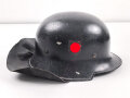 Leichtmetallhelm Feuerwehr III.Reich. Nach dem Krieg überlackiert und mit Nachkriegsinnenfutter versehen. Das eine Abzeichen noch unter dem Lack vorhanden und teilweise sichtbar, das andere wohl entfernt.
