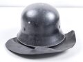 Leichtmetallhelm Feuerwehr III.Reich. Nach dem Krieg überlackiert und mit Nachkriegsinnenfutter versehen. Das eine Abzeichen noch unter dem Lack vorhanden und teilweise sichtbar, das andere wohl entfernt.