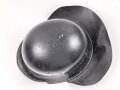 Leichtmetallhelm Feuerwehr III.Reich. Nach dem Krieg überlackiert und mit Nachkriegsinnenfutter versehen. Das eine Abzeichen noch unter dem Lack vorhanden und teilweise sichtbar, das andere wohl entfernt.