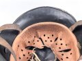 Leichtmetallhelm Feuerwehr III.Reich. Nach dem Krieg überlackiert und mit Nachkriegsinnenfutter versehen. Das eine Abzeichen noch unter dem Lack vorhanden und teilweise sichtbar, das andere wohl entfernt.