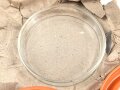 Butterdose Wehrmacht aus oranger Preßmasse. Ungebraucht, mit Glaseinsatz