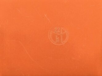 Butterdose Wehrmacht aus oranger Preßmasse. Gebraucht, kleiner Abplatzer am Deckel