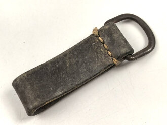 Aufschiebeschlaufe für einen Koppelriemen zum Tragen von Ausrüstung. Dunkelbraunes Leder, Eiserner Beschlag