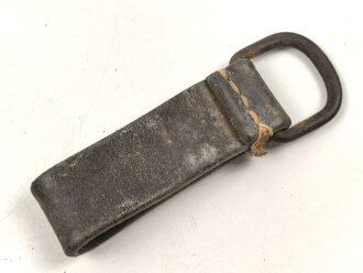 Aufschiebeschlaufe für einen Koppelriemen zum Tragen von Ausrüstung. Dunkelbraunes Leder, Eiserner Beschlag