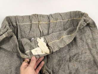 Lange Unterhose aus der Zeit des 2.Weltkrieg. Ungebraucht, aus altem Lagerbestand, angeschmutzt