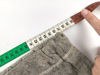 Lange Unterhose aus der Zeit des 2.Weltkrieg. Ungebraucht, aus altem Lagerbestand, angeschmutzt