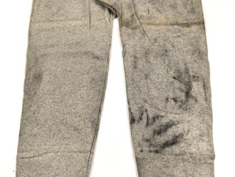 Lange Unterhose aus der Zeit des 2.Weltkrieg. Ungebraucht, aus altem Lagerbestand, angeschmutzt