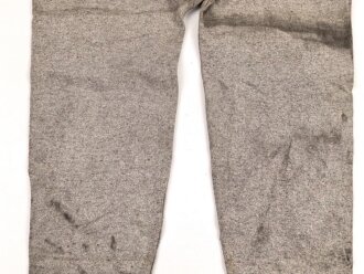 Lange Unterhose aus der Zeit des 2.Weltkrieg. Ungebraucht, aus altem Lagerbestand, angeschmutzt