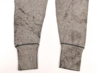 Lange Unterhose aus der Zeit des 2.Weltkrieg. Ungebraucht, aus altem Lagerbestand, angeschmutzt