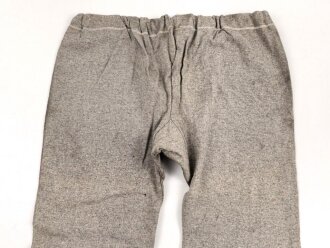 Lange Unterhose aus der Zeit des 2.Weltkrieg. Ungebraucht, aus altem Lagerbestand, angeschmutzt