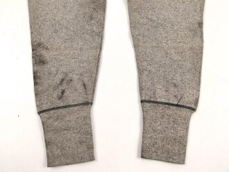 Lange Unterhose aus der Zeit des 2.Weltkrieg. Ungebraucht, aus altem Lagerbestand, angeschmutzt