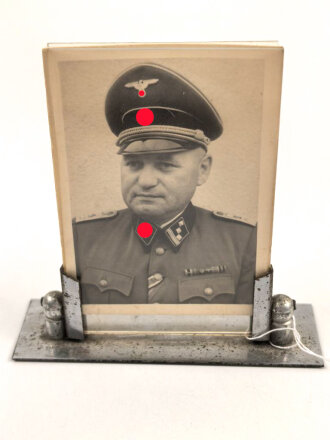 Kleiner Standbilderrahmen mit Foto eines hochrangigen...