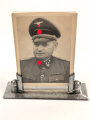 Kleiner Standbilderrahmen mit Foto eines hochrangigen Offizier der Waffen SS. Maße des Fotos 6 x 8,5cm. Die Scheiben aus Kunststoff