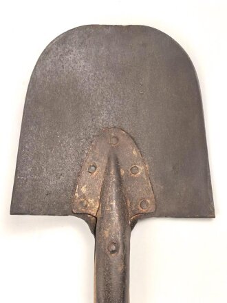 Fahrzeug-  oder Pionierspaten der Wehrmacht. Späte, vereinfachte Ausführung , Hersteller " IDEAL" Spaten. Ungereinigt.