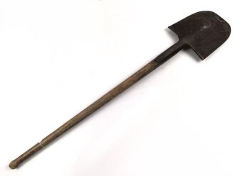 Fahrzeug-  oder Pionierspaten der Wehrmacht. Vorkriegsausführung, so allerdings auch während des gesamten Krieges weiter produziert. Ungereinigt.