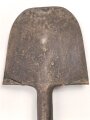 Fahrzeug-  oder Pionierspaten der Wehrmacht. Vorkriegsausführung, so allerdings auch während des gesamten Krieges weiter produziert. Ungereinigt.