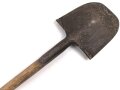 Fahrzeug-  oder Pionierspaten der Wehrmacht. Vorkriegsausführung, so allerdings auch während des gesamten Krieges weiter produziert. Ungereinigt.