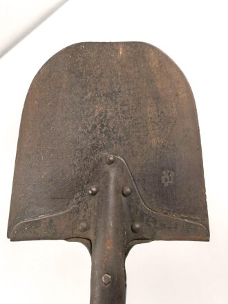 Fahrzeug-  oder Pionierspaten der Wehrmacht. Vorkriegsausführung, so allerdings auch während des gesamten Krieges weiter produziert. Hersteller IDEAL Spaten. Ungereinigt.