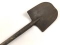 Fahrzeug-  oder Pionierspaten der Wehrmacht. Vorkriegsausführung, so allerdings auch während des gesamten Krieges weiter produziert. Hersteller IDEAL Spaten. Ungereinigt.