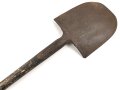 Fahrzeug-  oder Pionierspaten der Wehrmacht. Vorkriegsausführung, so allerdings auch während des gesamten Krieges weiter produziert. Hersteller IDEAL Spaten. Ungereinigt.
