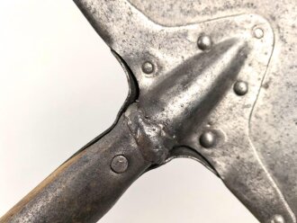 Fahrzeug-  oder Pionierspaten der Wehrmacht. Vorkriegsausführung, so allerdings auch während des gesamten Krieges weiter produziert. Hersteller IDEAL Spaten 1941. Ungereinigt., alt repariert