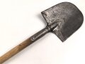 Fahrzeug-  oder Pionierspaten der Wehrmacht. Vorkriegsausführung, so allerdings auch während des gesamten Krieges weiter produziert. Hersteller IDEAL Spaten 1941. Ungereinigt., alt repariert