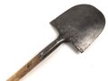 Fahrzeug-  oder Pionierspaten der Wehrmacht. Vorkriegsausführung, so allerdings auch während des gesamten Krieges weiter produziert. Hersteller IDEAL Spaten 1941. Ungereinigt., alt repariert