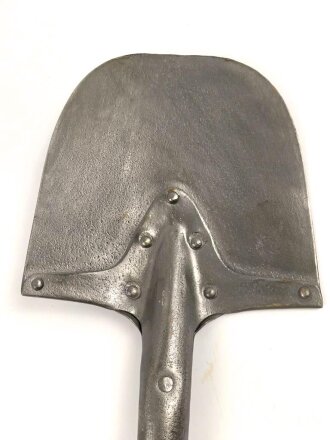 Fahrzeug-  oder Pionierspaten der Wehrmacht. Vorkriegsausführung, so allerdings auch während des gesamten Krieges weiter produziert. Das Blatt gereinigt und klar lackiert