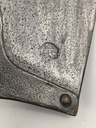 Fahrzeug-  oder Pionierspaten der Wehrmacht. Vorkriegsausführung, so allerdings auch während des gesamten Krieges weiter produziert. Das Blatt gereinigt und klar lackiert