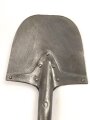 Fahrzeug-  oder Pionierspaten der Wehrmacht. Vorkriegsausführung, so allerdings auch während des gesamten Krieges weiter produziert. Das Blatt gereinigt und klar lackiert