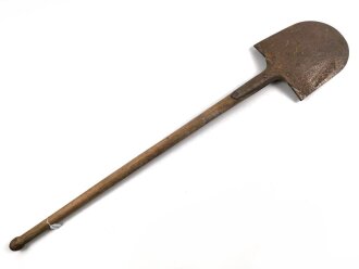 Fahrzeug-  oder Pionierspaten der Wehrmacht. Vorkriegsausführung, so allerdings auch während des gesamten Krieges weiter produziert. Ungereinigt.