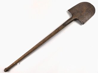 Fahrzeug-  oder Pionierspaten der Wehrmacht. Vorkriegsausführung, so allerdings auch während des gesamten Krieges weiter produziert. Ungereinigt, datiert 1938