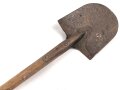 Fahrzeug-  oder Pionierspaten der Wehrmacht. Vorkriegsausführung, so allerdings auch während des gesamten Krieges weiter produziert. Ungereinigt, datiert 1938