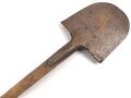 Fahrzeug-  oder Pionierspaten der Wehrmacht. Vorkriegsausführung, so allerdings auch während des gesamten Krieges weiter produziert. Ungereinigt, datiert 1938