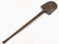 Fahrzeug-  oder Pionierspaten der Wehrmacht. Vorkriegsausführung, so allerdings auch während des gesamten Krieges weiter produziert. Ungereinigt, datiert 1938