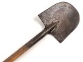 Fahrzeug-  oder Pionierspaten der Wehrmacht. Vorkriegsausführung, so allerdings auch während des gesamten Krieges weiter produziert. Das Blatt gereinigt und klar lackiert