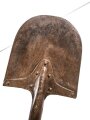 Fahrzeug-  oder Pionierspaten der Wehrmacht. Vorkriegsausführung, so allerdings auch während des gesamten Krieges weiter produziert. Das Blatt gereinigt und klar lackiert